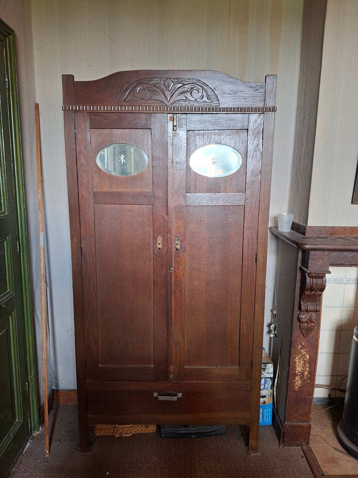 Antieke houten kledingkast met snijwerk en spiegeldetails, Ophalen