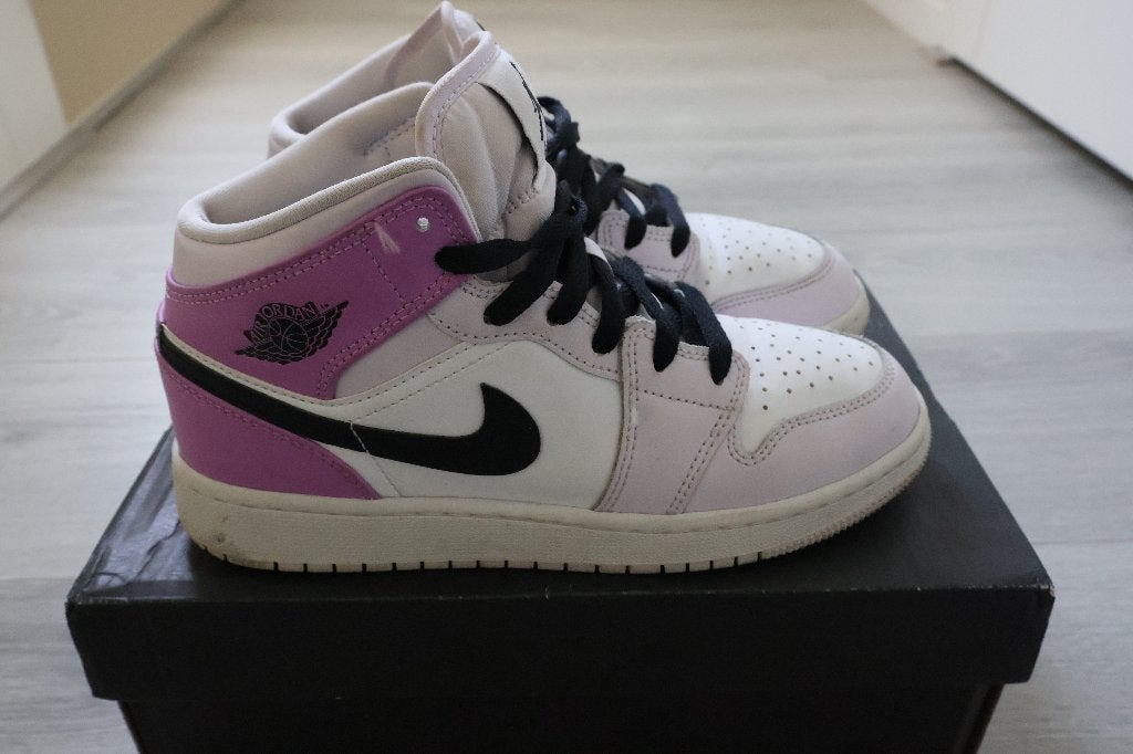 Nieuwstaat! Nike Jordan 1 Mid, Ophalen, Meisje, Schoenen, Zo goed als nieuw