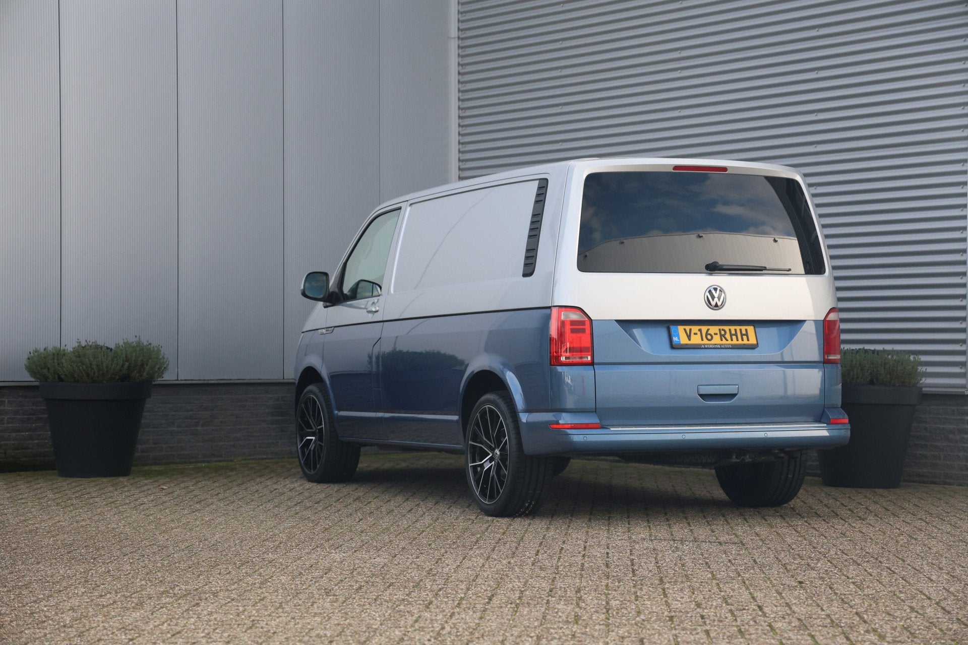 Volkswagen Transporter 2.0 TSI L1H1 Bulli Benzine Two tone|S, Auto's, Dealer onderhouden, Stof, Gebruikt, 4 cilinders