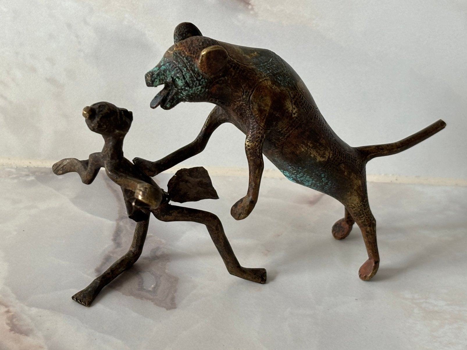 Bronzen beeld uit Dahomey Benin Afrika de jager en het beest, Ophalen of Verzenden