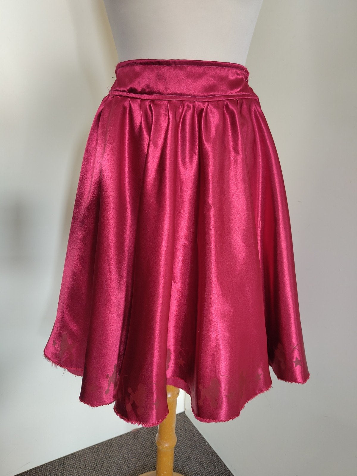 Satijnen Cirkelrok met Poedels - Maat M, Kleding | Dames, Rokken, Ophalen of Verzenden, Gedragen, Maat 38/40 (M), Rood