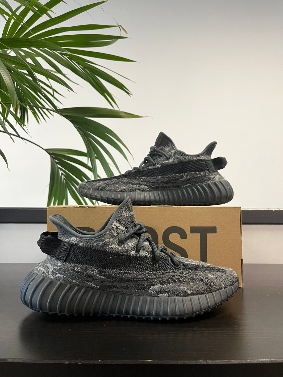 Yeezy Boost 350 V2 Dark Salt, Zwart, Ophalen of Verzenden, Sneakers of Gympen, Zo goed als nieuw