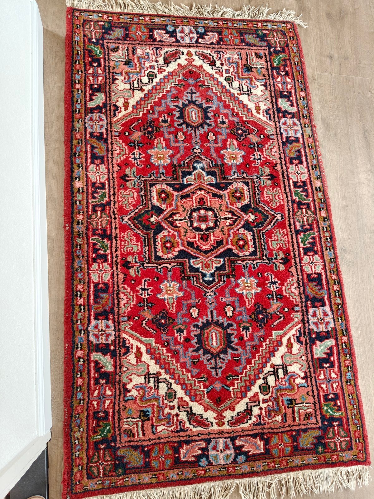 vintage Perzisch tapijt met roze en groene details, 160x90 c, Ophalen, Gebruikt, Vintage, 50 tot 100 cm