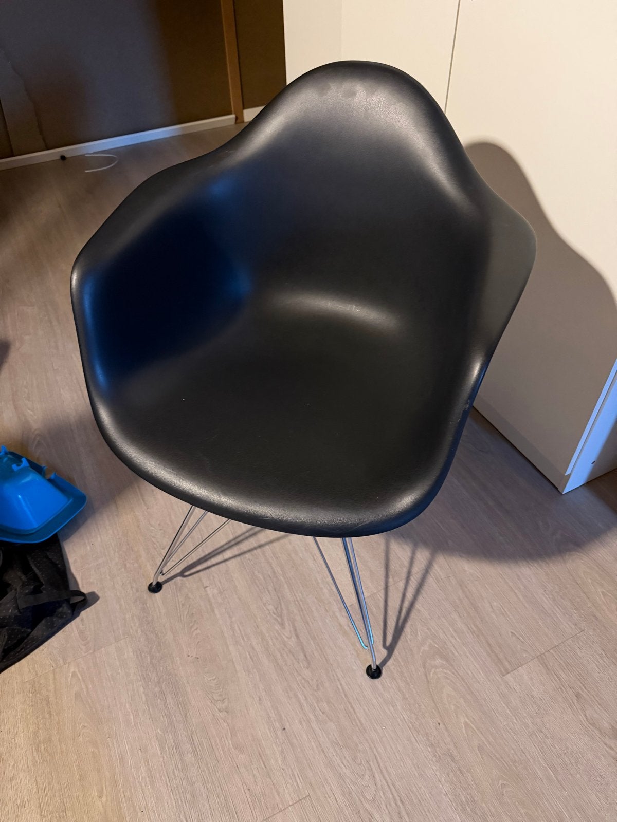 4x Zwarte kuipstoel met metalen onderstel, Huis en Inrichting, Stoelen, Ophalen, Kunststof, Gebruikt, Zwart