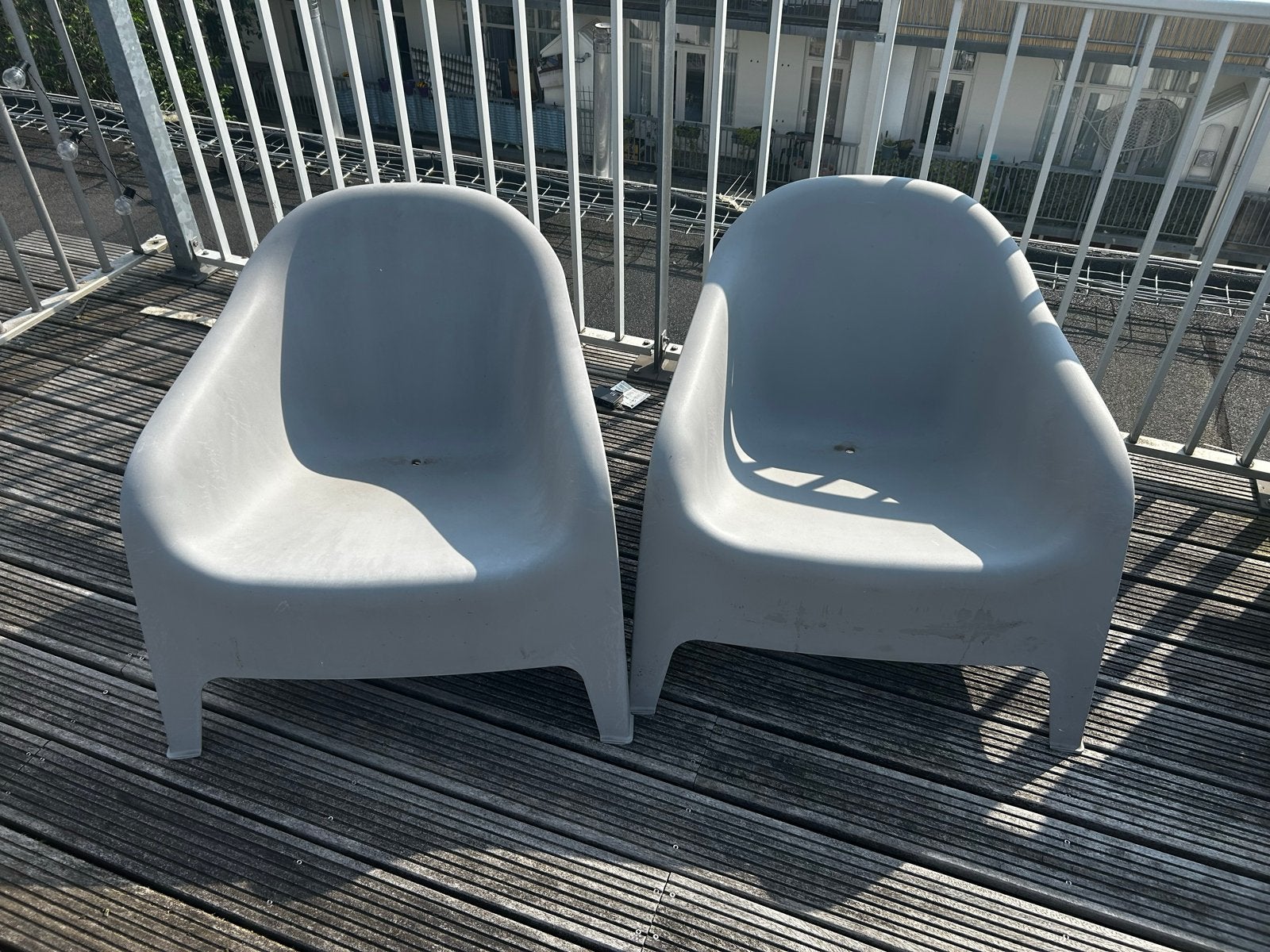 2x IKEA Skarpo tuinstoel - grijs, Tuin en Terras, Tuinstoelen, Ophalen, Gebruikt, Kunststof