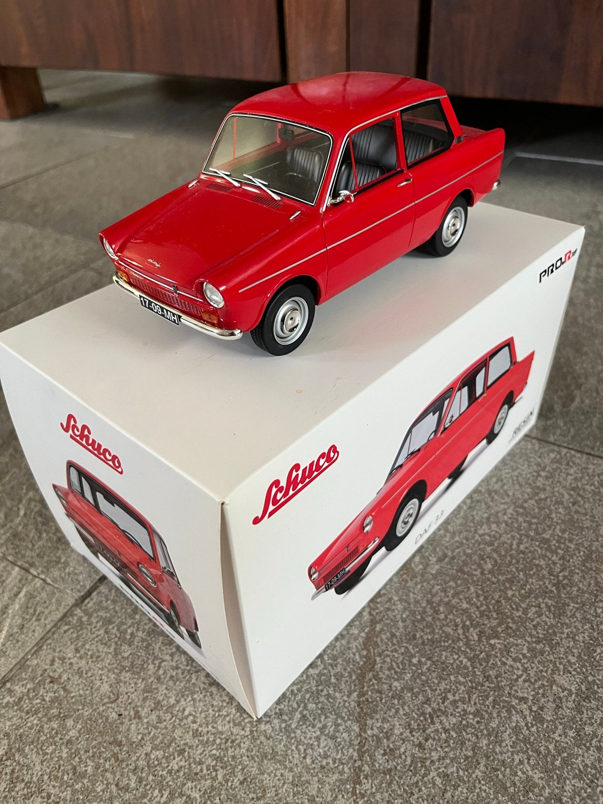 Schuco DAF 33 1/18 Modelauto Rood, Hobby en Vrije tijd, Modelauto's | 1:18, Ophalen of Verzenden, Zo goed als nieuw, Auto, Overige merken