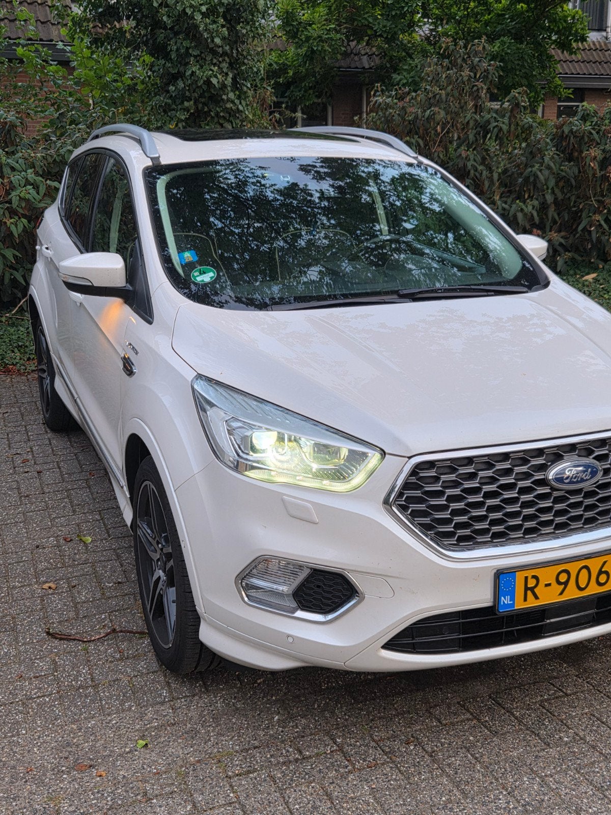 Ford Kuga 1.6 Ecob.110kw/150pk 2WD 2017 Wit, Auto's, 1498 cc, 4 cilinders, 2000 kg, Wit