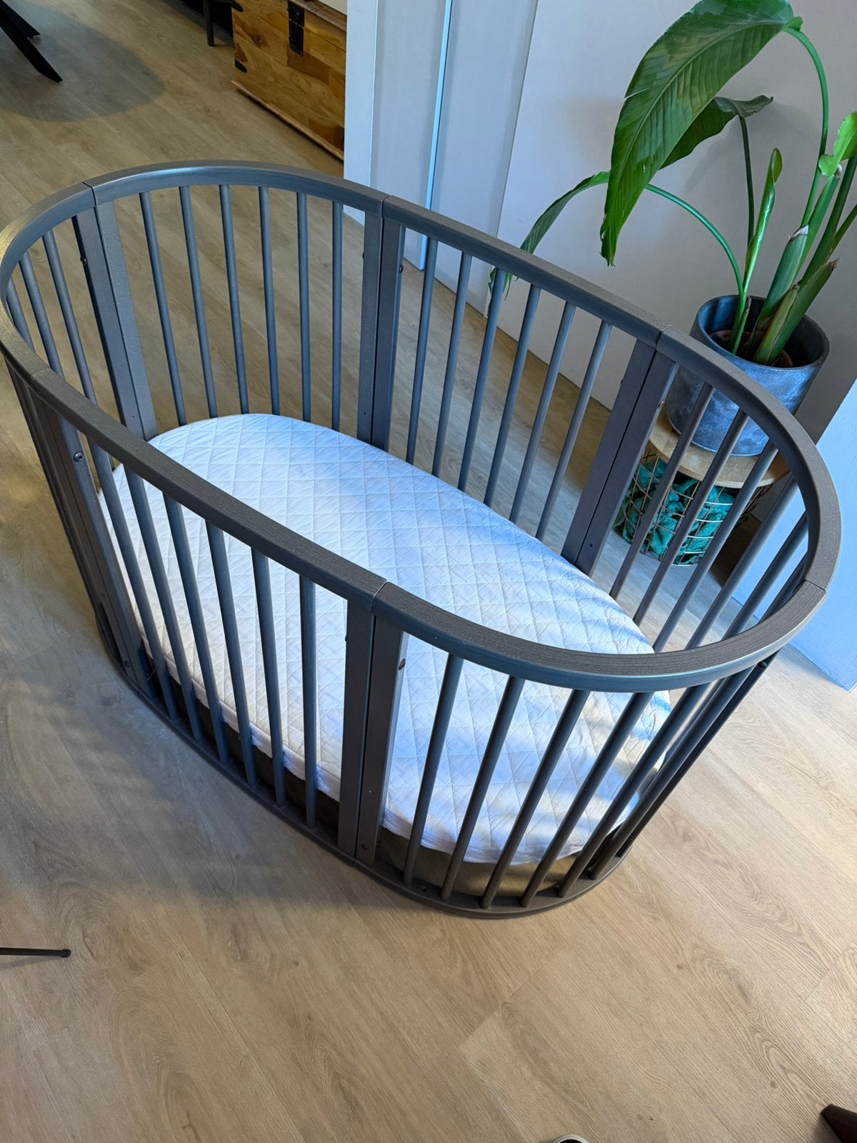 Stokke Sleepi V2 Hazy Grey ZGAN met matras en beddengoed, Ophalen, Zo goed als nieuw, Ledikant