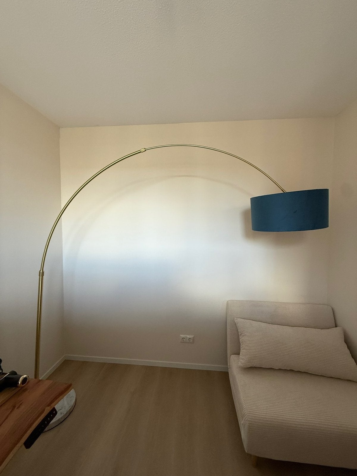 Booglamp met marmeren voet en blauwe kap, Huis en Inrichting, Lampen | Vloerlampen, Ophalen, E27 (groot), Zo goed als nieuw, Metaal