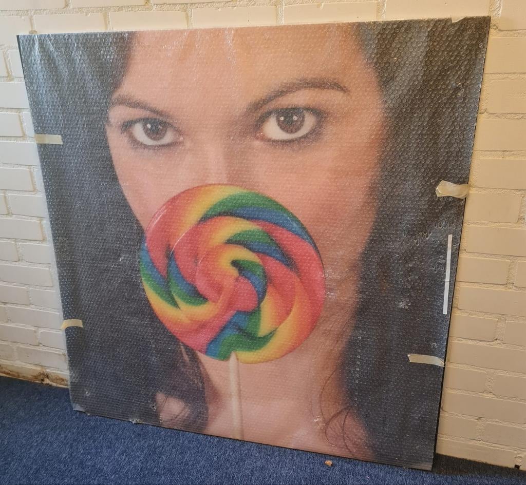 Groot schilderij met vrouw en lolly, Ophalen