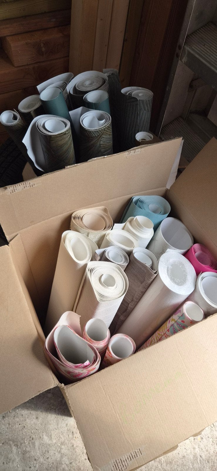 Gratis twee dozen oude rollen behang, Huis en Inrichting, Ophalen