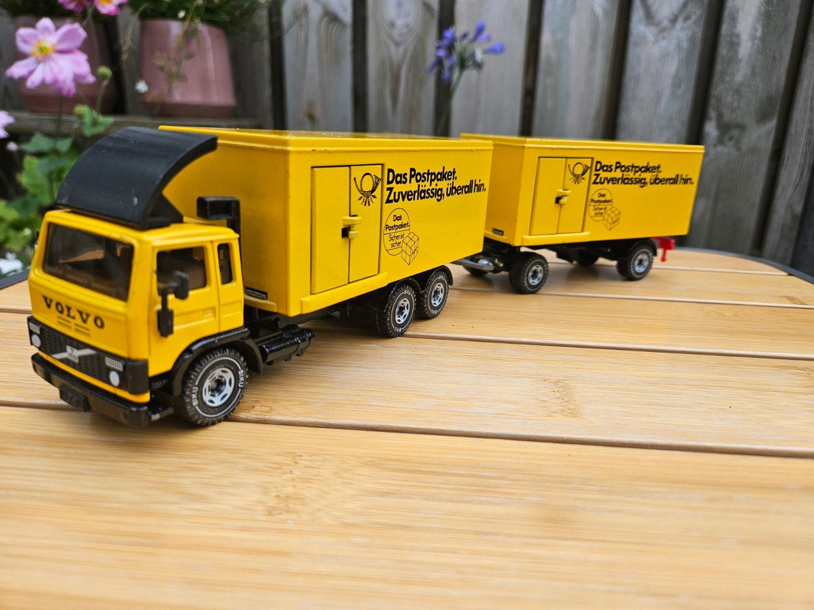 Siku Volvo F7 Das Postpakket combi 1:55, Ophalen of Verzenden, Zo goed als nieuw, Bus of Vrachtwagen, SIKU