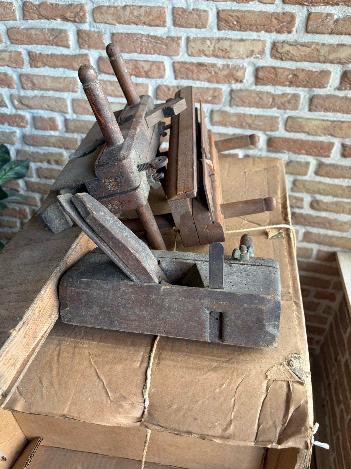 Heel veel blokschaven, beitels en gutsen, Ophalen