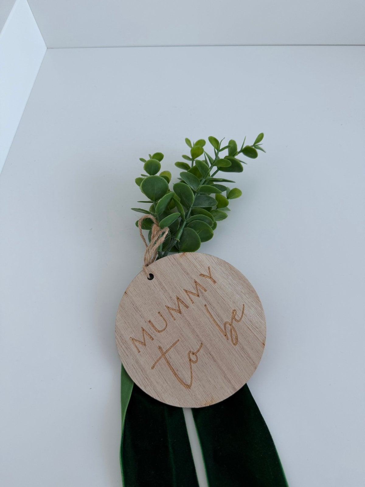 Mummy to be houten schijf met groen lint en takje, Ophalen of Verzenden, Nieuw, Kraamcadeau