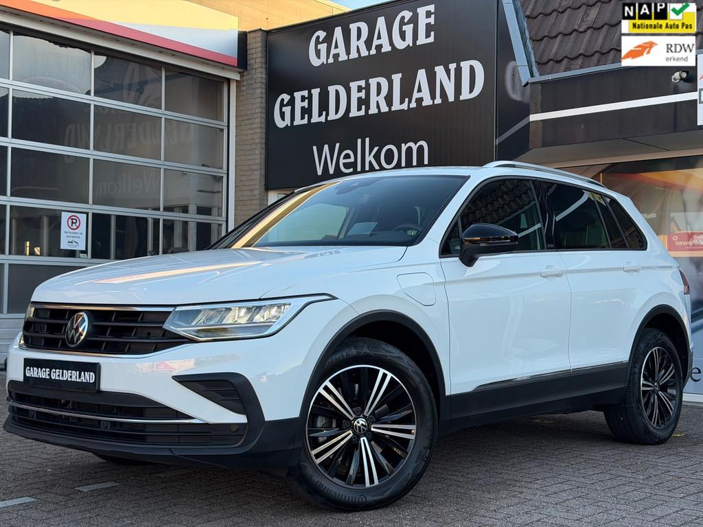 Volkswagen Tiguan 1.5 eHybrid | Full-Led | Apple/Android | N, Auto's, Volkswagen, Stof, Zwart, 150 pk, Wit