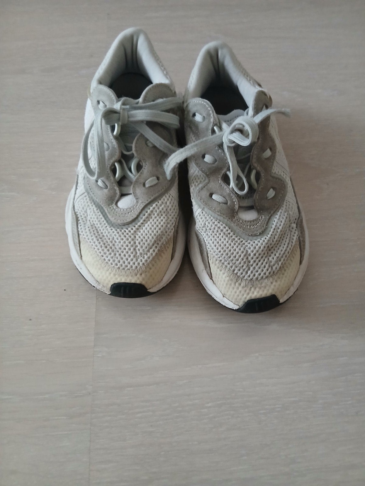 Kleur wit onderkant zwart, Kinderen en Baby's, Kinderkleding | Schoenen en Sokken, Ophalen, Adidas, Schoenen, Zo goed als nieuw