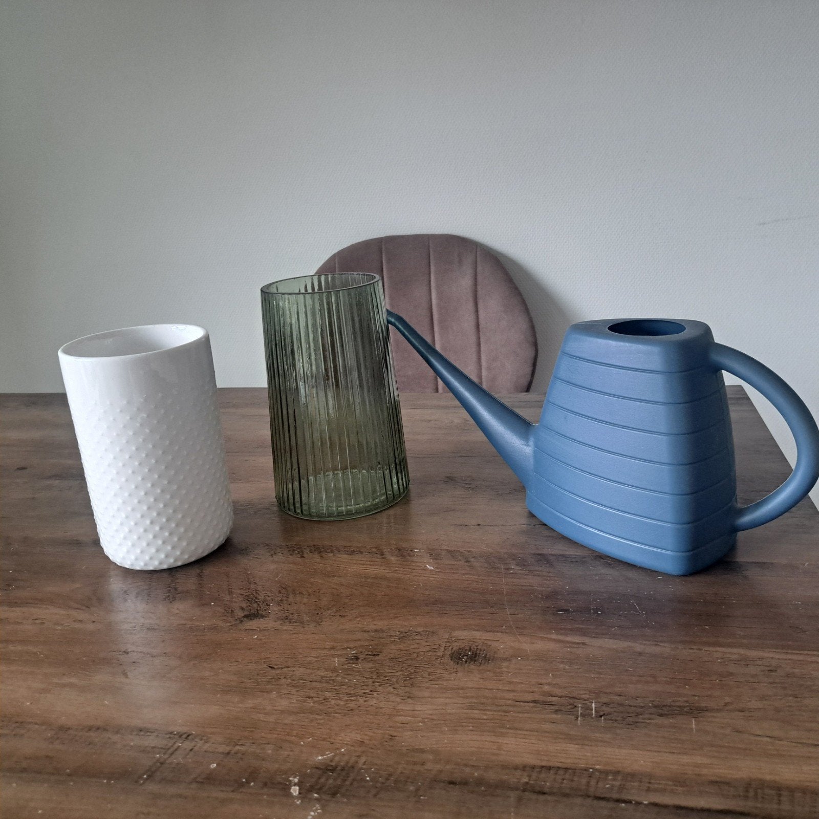 Set van 3: gieter, geribbelde vaas en witte vaas, Tuin en Terras, Gieters, Ophalen of Verzenden, Zo goed als nieuw, Kunststof