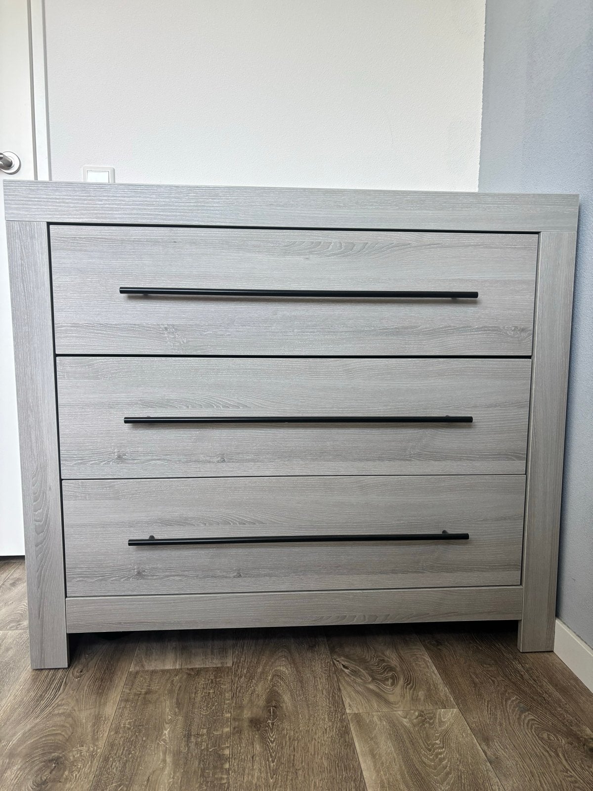 Commode met 3 laden - Grijs houtlook, Ophalen, Zo goed als nieuw