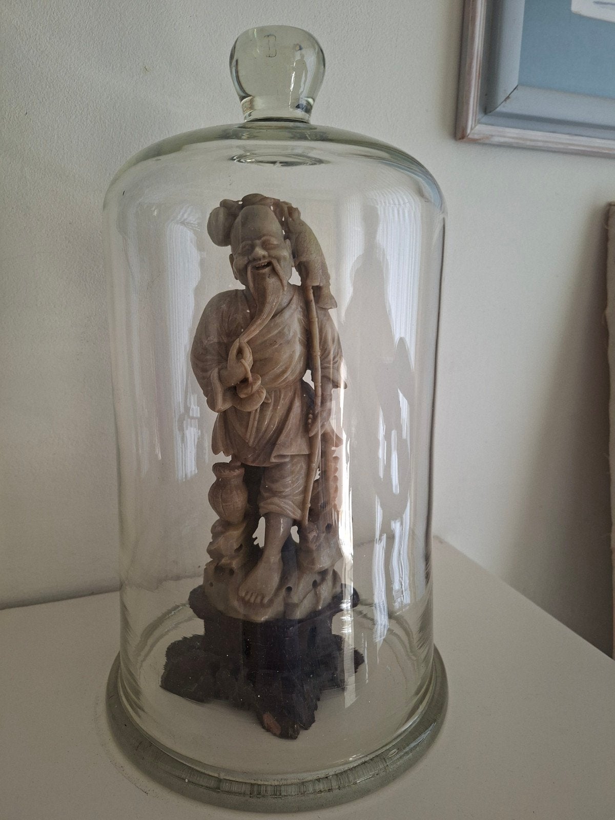 Antiek Chinees wijsgeer beeld onder glazen stolp, Antiek en Kunst, Kunst | Beelden en Houtsnijwerken, Ophalen of Verzenden