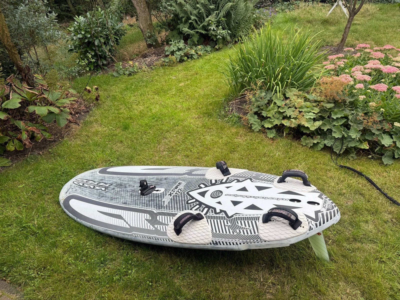Complete windsurfset: RRD X-Fire 122 en 2xNorth Sails zeilen, Watersport en Boten, Ophalen, Gebruikt, 5 tot 6.5 m², Minder dan 250 cm