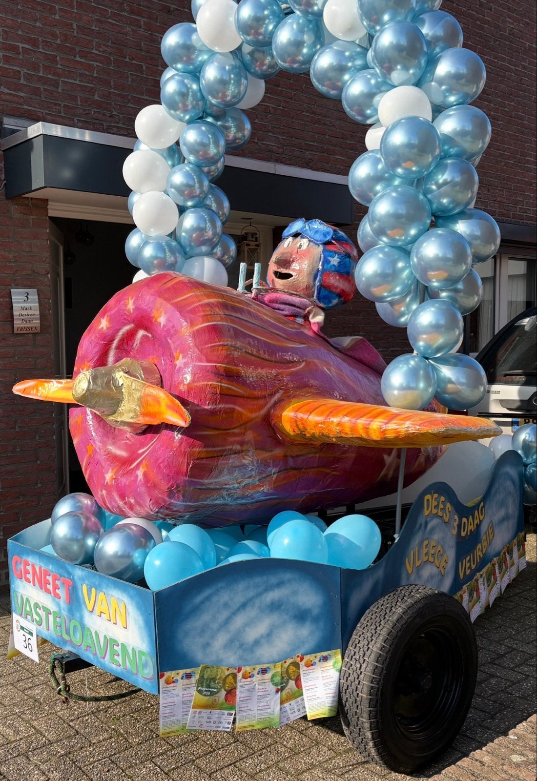 Vliegtuig met pop voor carnavalswagen of loopgroep, Ophalen, Gebruikt, Versiering, Carnaval