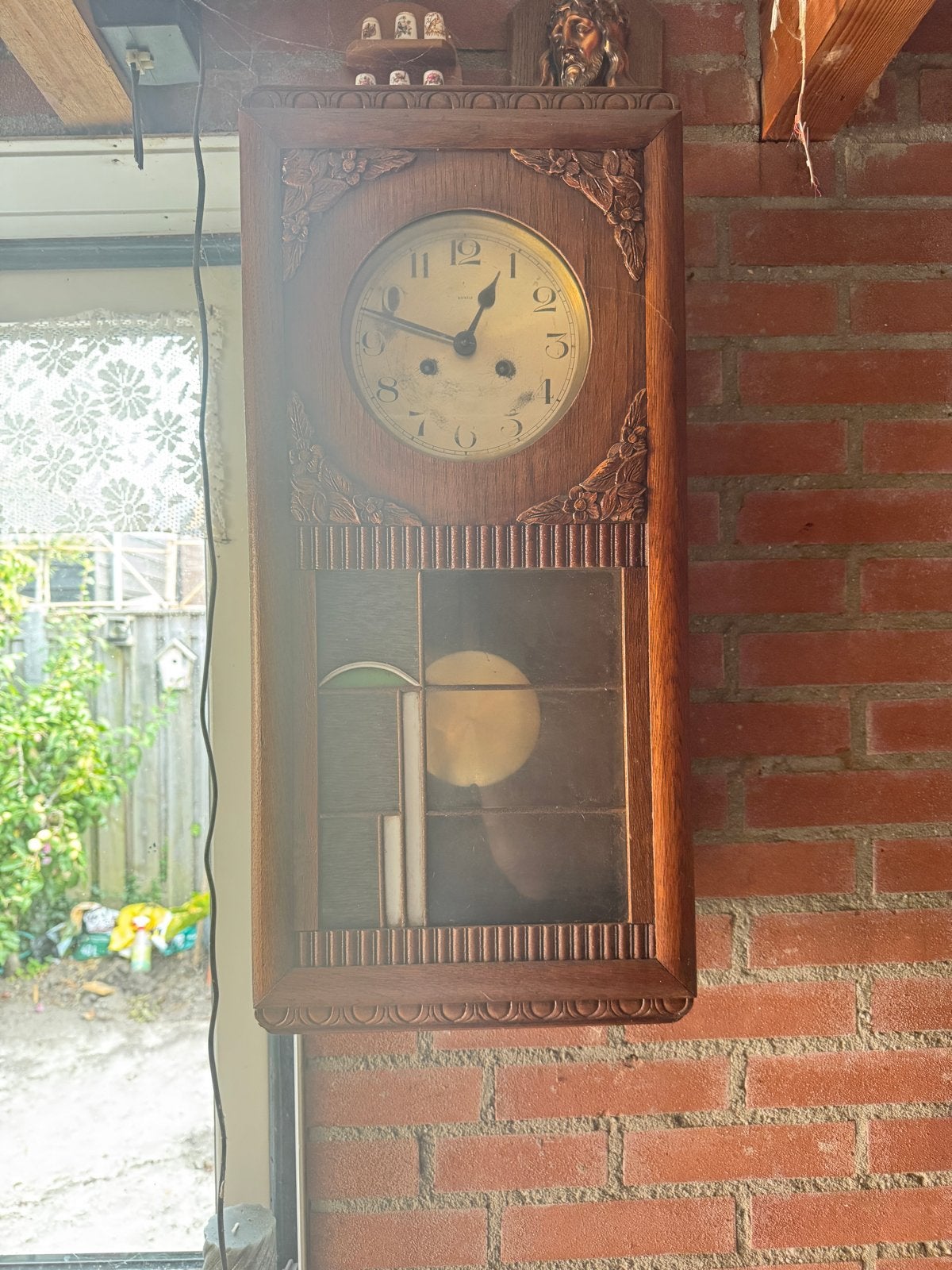 Antieke Kienzle wandklok met gesneden hout en glas-in-lood, Antiek en Kunst, Antiek | Klokken, Ophalen