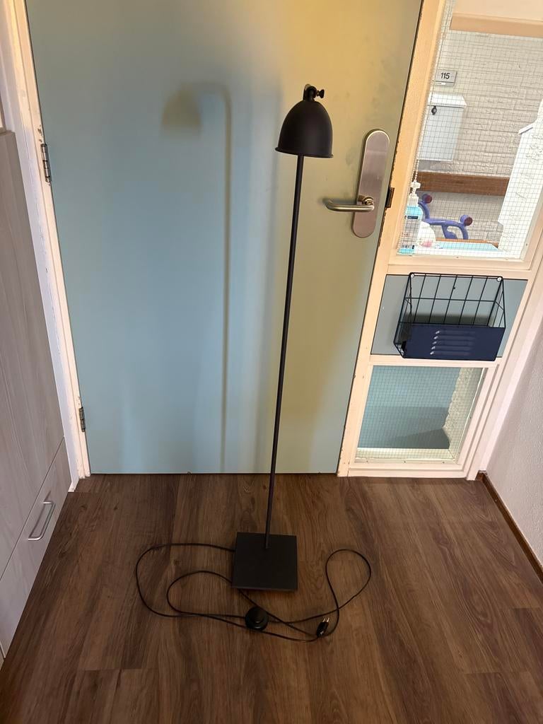 Zwarte metalen vloerlamp leeslamp staande lamp kap verstelba, Huis en Inrichting, Ophalen, Gebruikt, Metaal, 100 tot 150 cm
