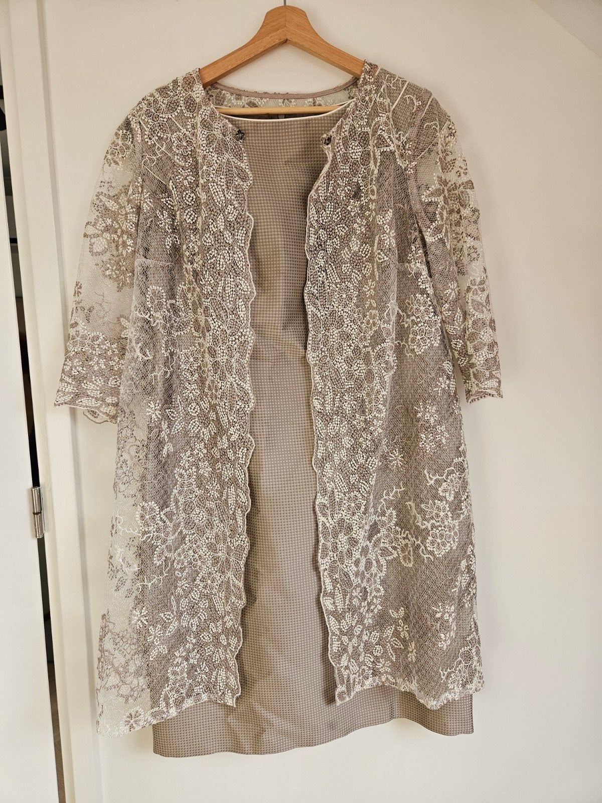 Prachtige Sonia Pena jurk en jasje taupe - L/XL, Kleding | Dames, Beige, Maat 42/44 (L), Ophalen of Verzenden, Zo goed als nieuw