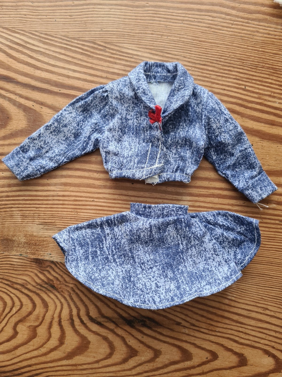 vintage BARBIE Mattel kleding spijkerjack met rokje, Verzamelen, Ophalen of Verzenden, Gebruikt, Kleertjes