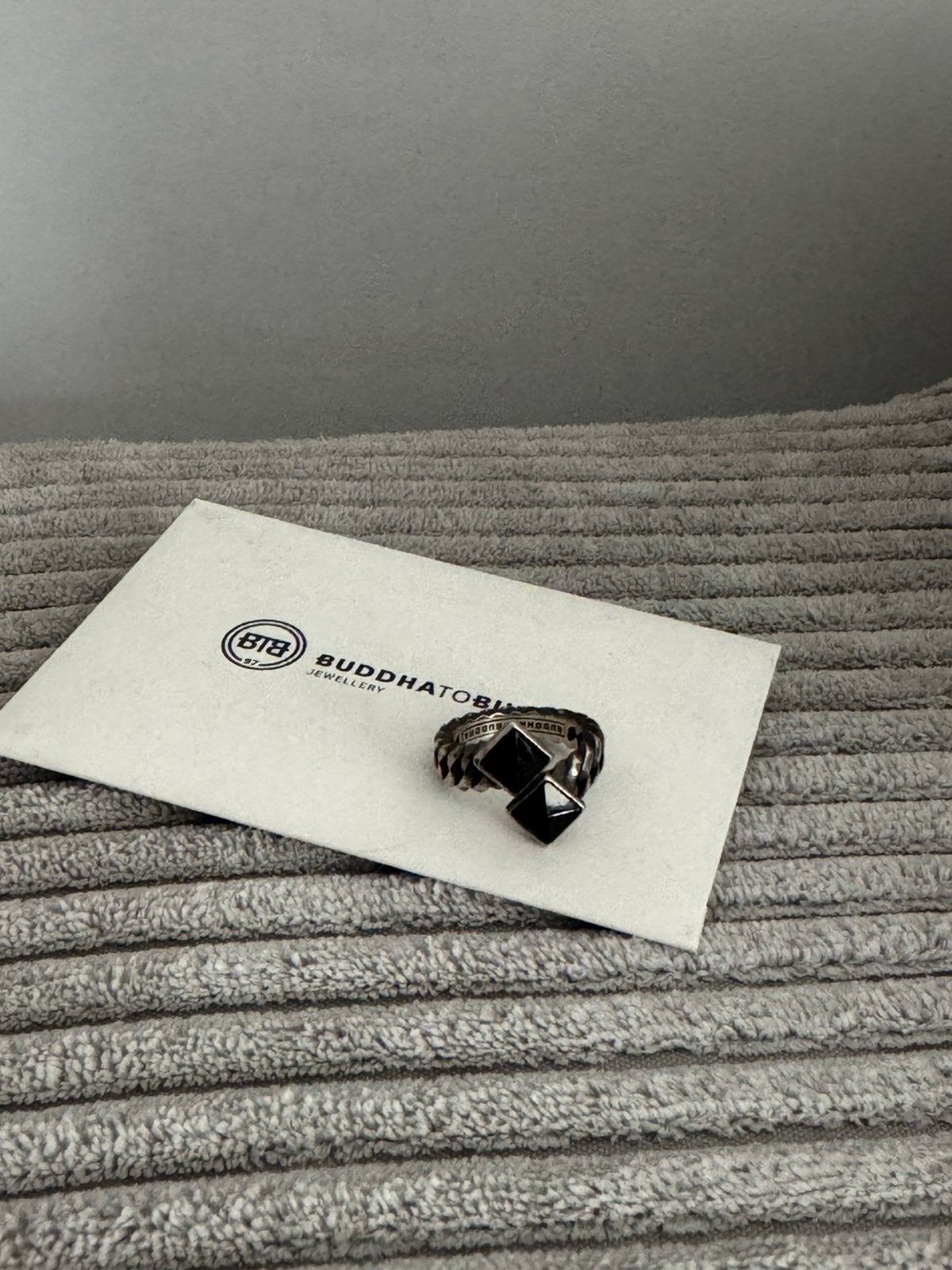 Buddha to Buddha ring met zwarte stenen - maat 16, Ophalen, 18 tot 19, Zo goed als nieuw, Dame of Heer