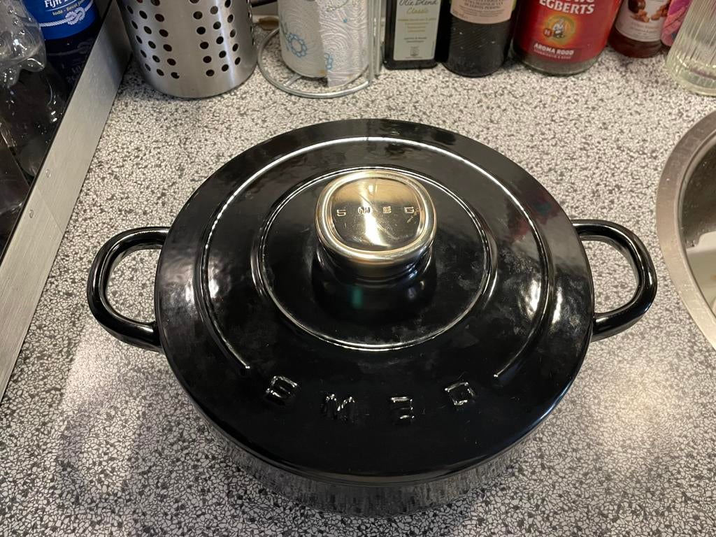 Smeg Braadpan / Casserole Zwart (24cm), Huis en Inrichting, Keuken | Potten en Pannen, Ophalen, Gietijzer, Zo goed als nieuw, Keramische plaat