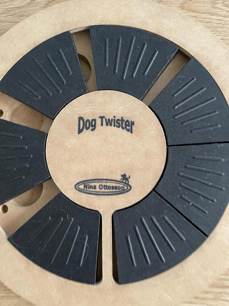 Dog twister voerpuzzel, Dieren en Toebehoren, Ophalen of Verzenden, Intelligentiespeelgoed