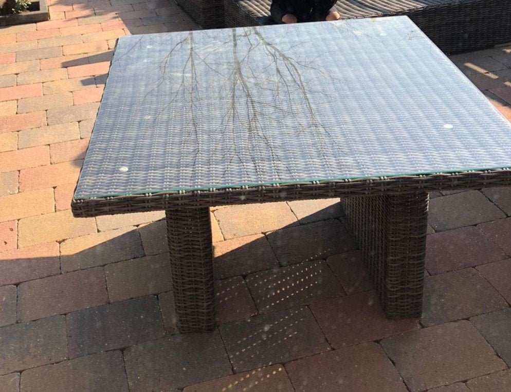 Rieten / wicker tuintafel met glazen blad – 115 x 115 cm, Ophalen, Gebruikt, Vierkant, Wicker
