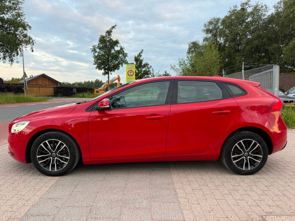 Volvo V40 2.0 T2 Nordic+ Airco Cruise H.Leder LED Navi PDC, Auto's, Volvo, Voorwielaandrijving, Gebruikt, Euro 6, 4 cilinders