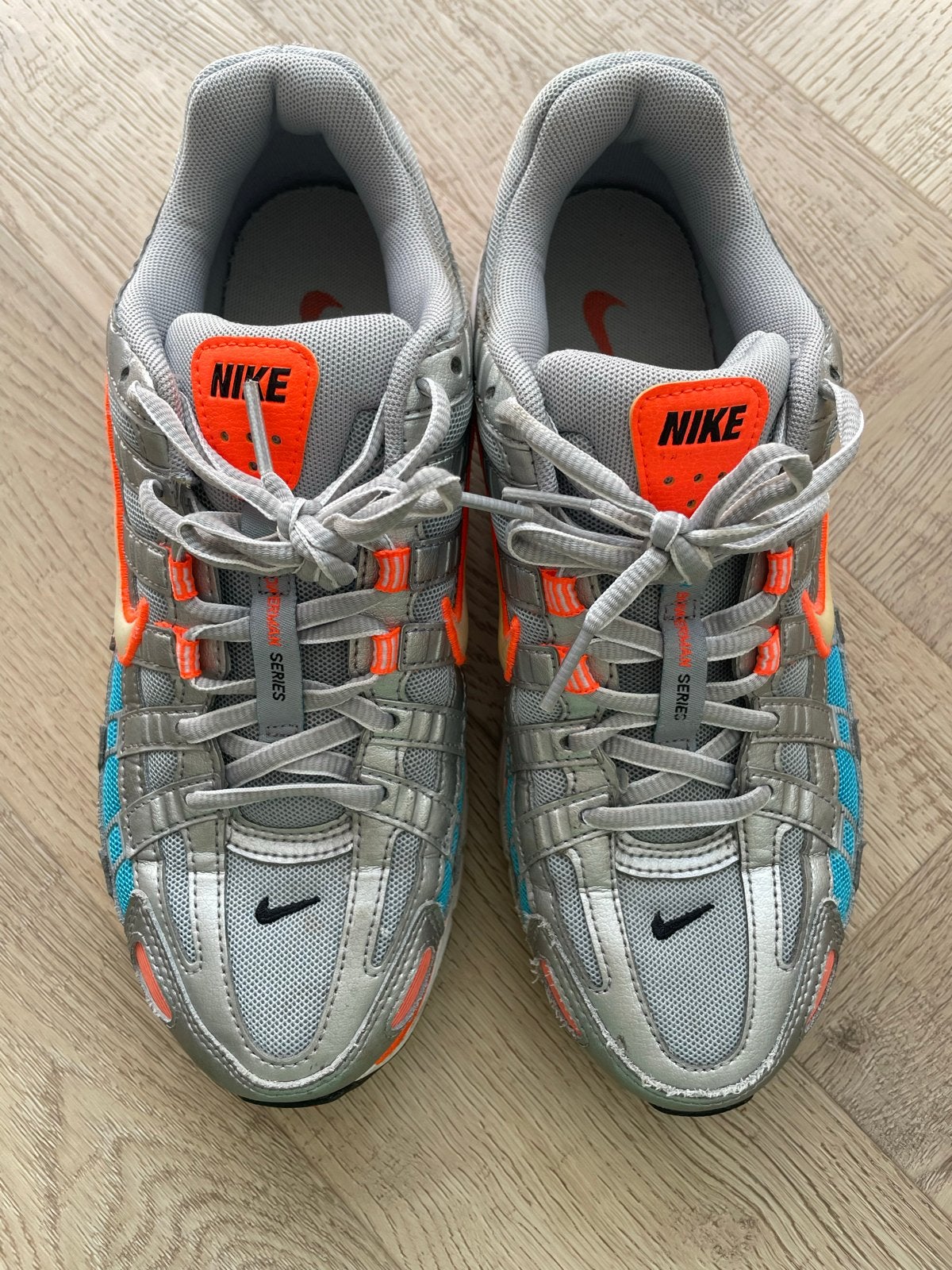Nike P-6000 Gympen - Maat 39 - Zo goed als nieuw, Ophalen of Verzenden, Zo goed als nieuw, Grijs, Sneakers of Gympen