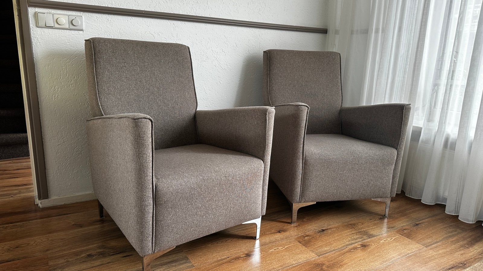 Fauteuil (2x),  taupe/grijs, Chrome poot, Ophalen, 75 tot 100 cm, Zo goed als nieuw, Stof