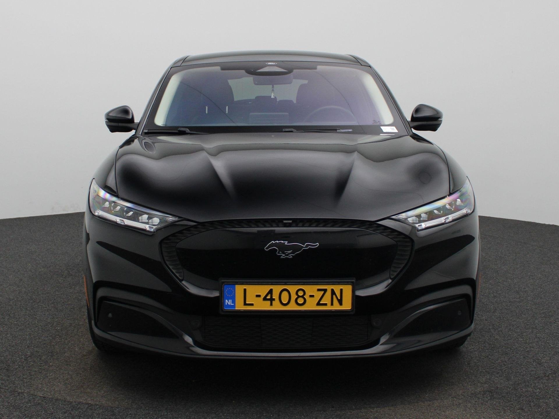 Ford Mustang Mach-E Extended RWD 98 kWh | Panoramadak | Adap, Auto's, 12 maanden, Gebruikt, 750 kg, Zwart