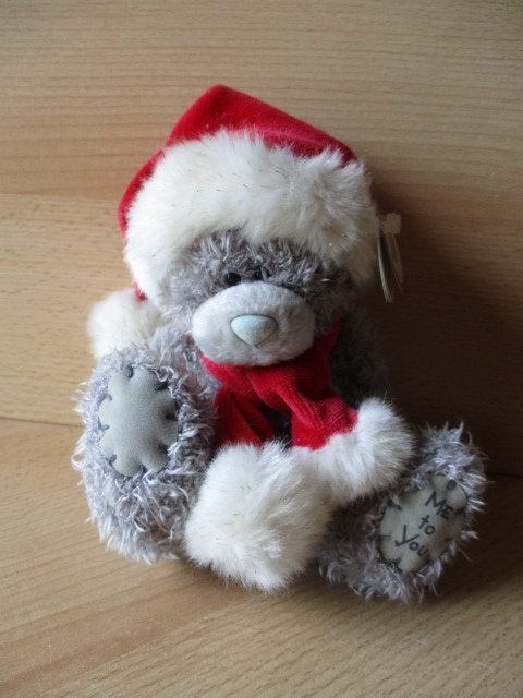 Me To You beany  met rode kerstmuts en sjaal  15cm, Ophalen of Verzenden, Zo goed als nieuw, Overige typen