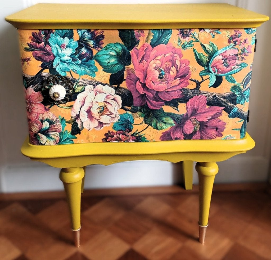 Bijzonder geel kastje “Floral”, hoge pootjes, nachtkastje, Ophalen of Verzenden, Zo goed als nieuw, Minder dan 45 cm, 55 tot 70 cm