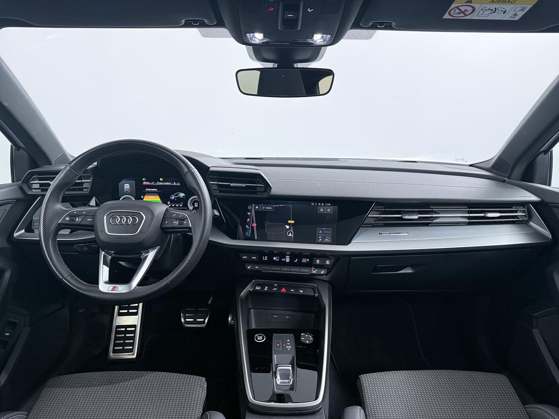 Audi A3 Sportback 45 TFSI e S edition Competition | Panorama, Gebruikt, 4 cilinders, Leder en Stof, Wit