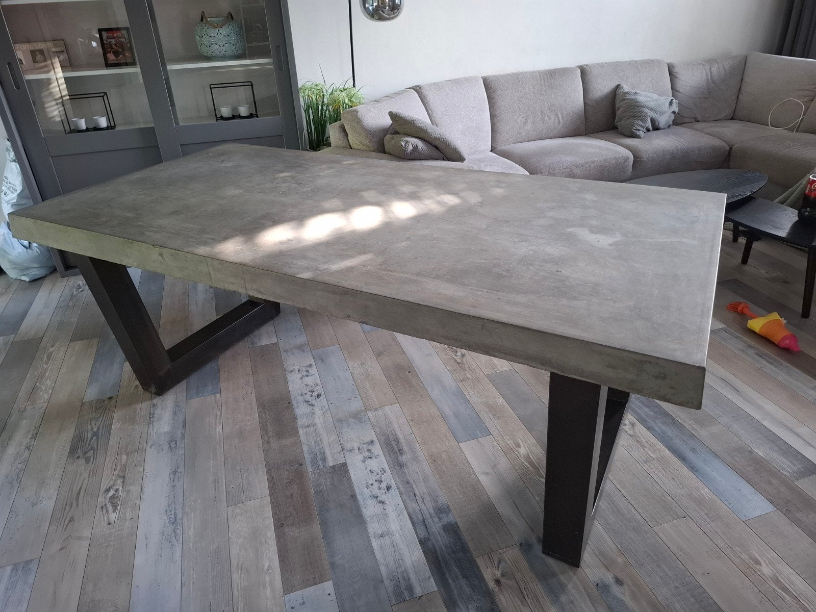 Robuuste betonlook tafel met ijzeren frame., Ophalen, Gebruikt, 200 cm of meer, 50 tot 100 cm