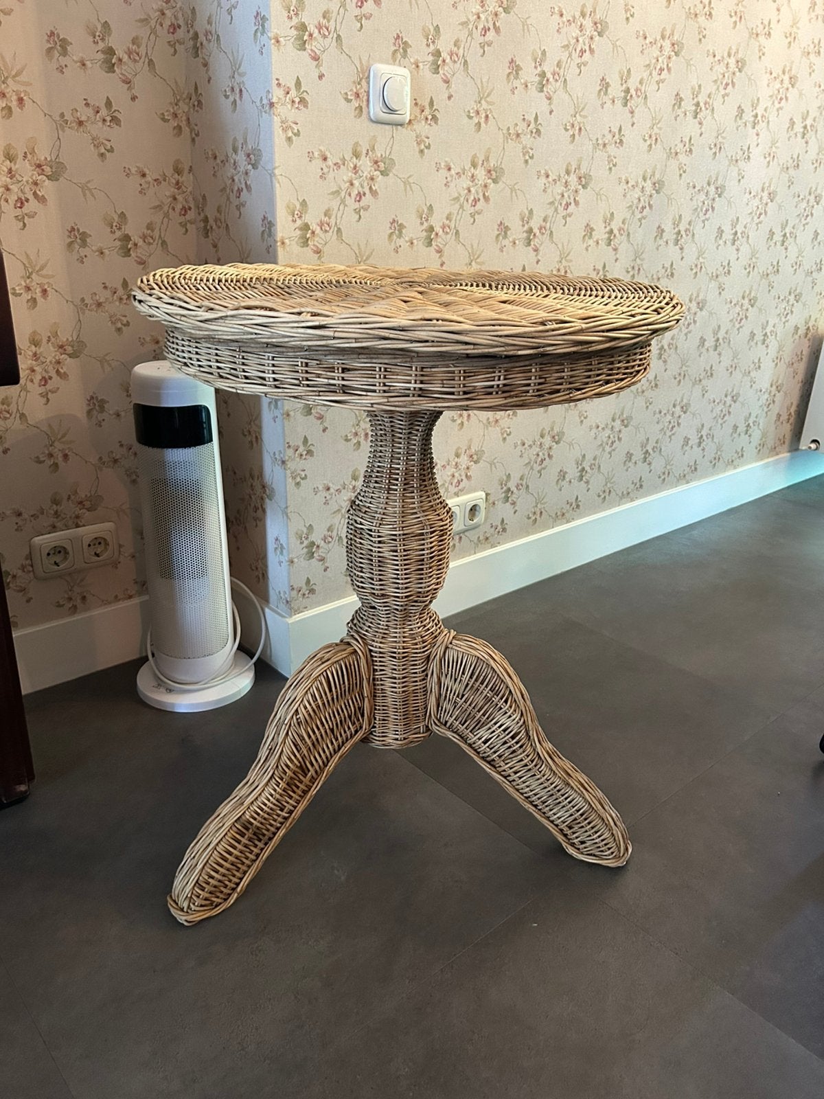 Rieten bijzet tafeltje., Huis en Inrichting, 45 tot 60 cm, Overige materialen, Minder dan 55 cm, Rond