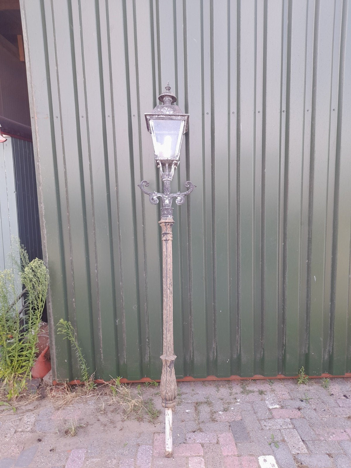 Antieke lantaarnpaal met lantaarn, Ophalen