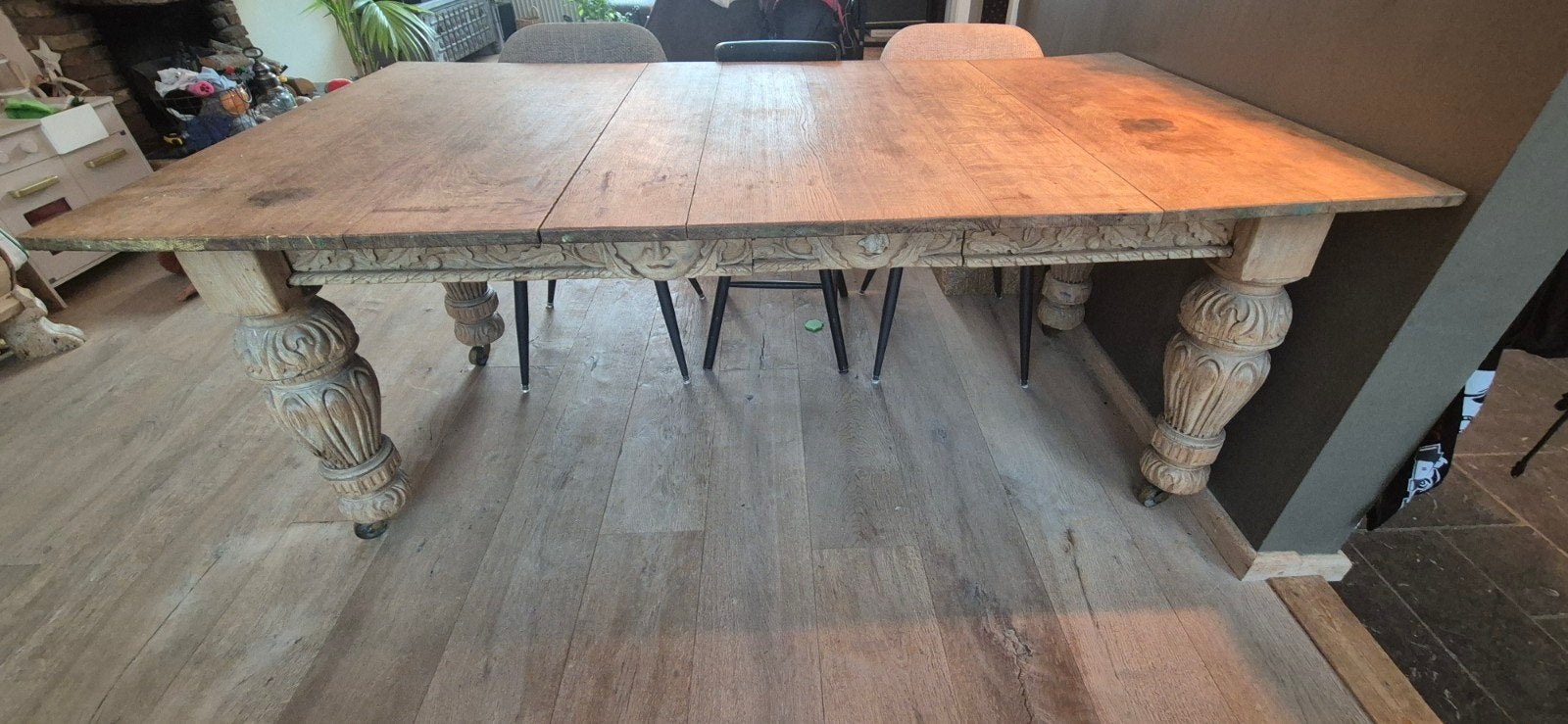 Unieke houten eettafel met wielen en houtsnijwerk, Ophalen of Verzenden