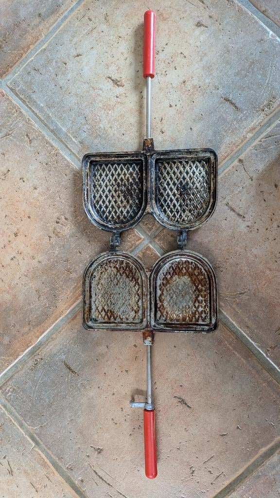 Vintage tosti ijzer uit Haarlem/50 jaar oud, Ophalen of Verzenden, Metaal, Rood, Overige merken