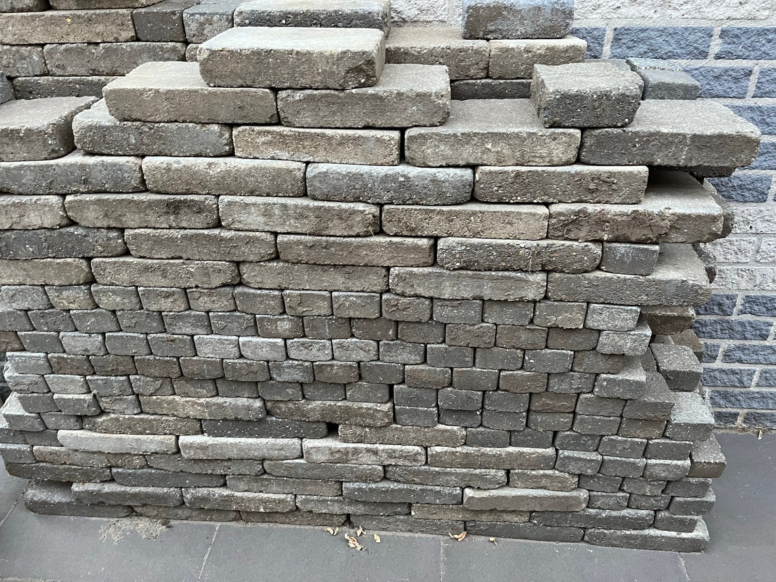 GRATIS - Gebruikte betonnen klinkers, Tuin en Terras, Tegels en Klinkers, Ophalen, Gebruikt, Klinkers, 10 m² of meer