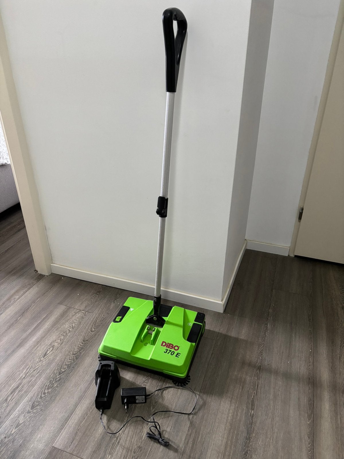 Veegmachine DiBo 370E, Ophalen, Zo goed als nieuw