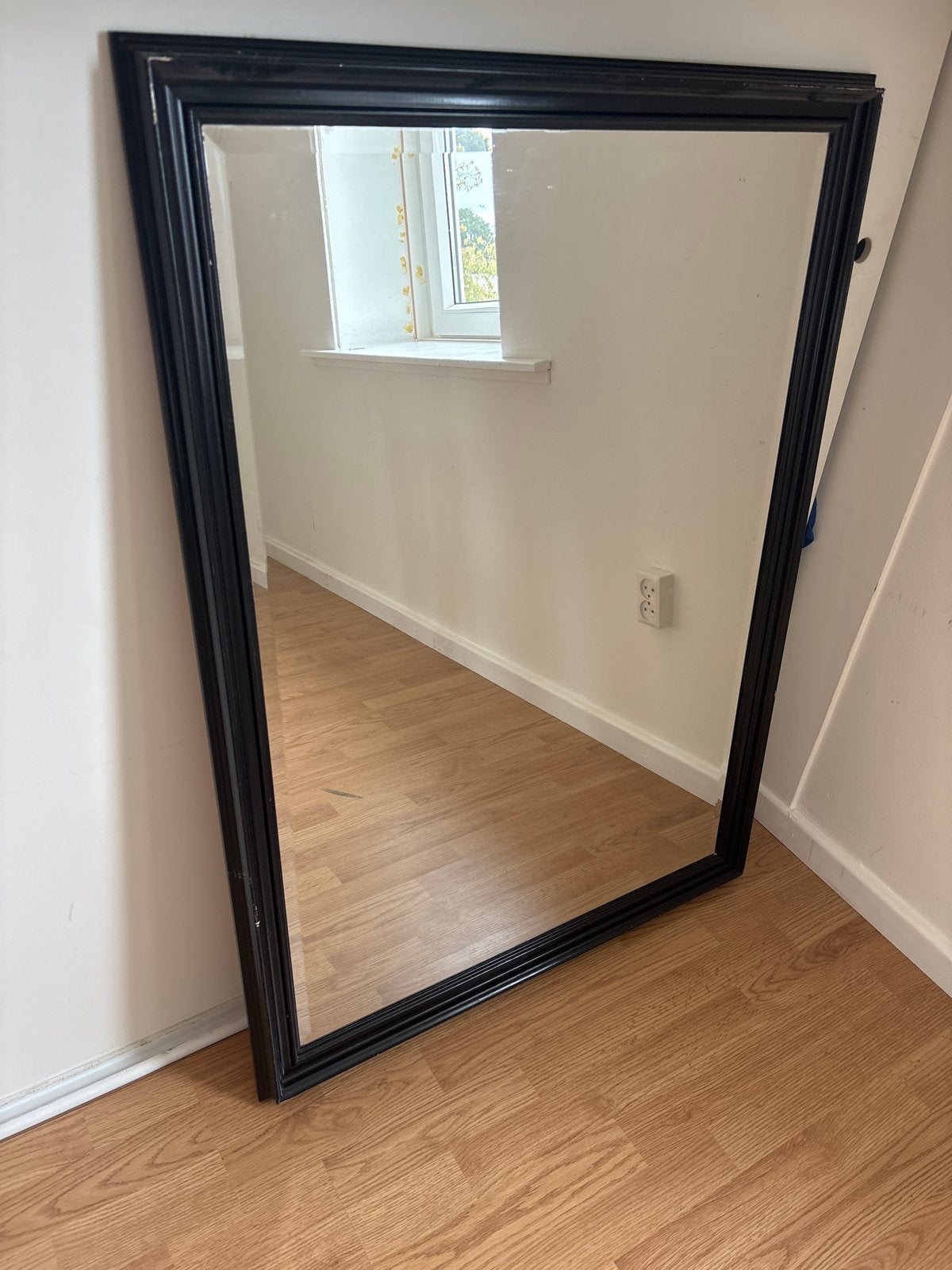 Grote spiegel met zwarte omlijsting, Huis en Inrichting, Ophalen, Gebruikt, 100 tot 150 cm, 75 tot 100 cm