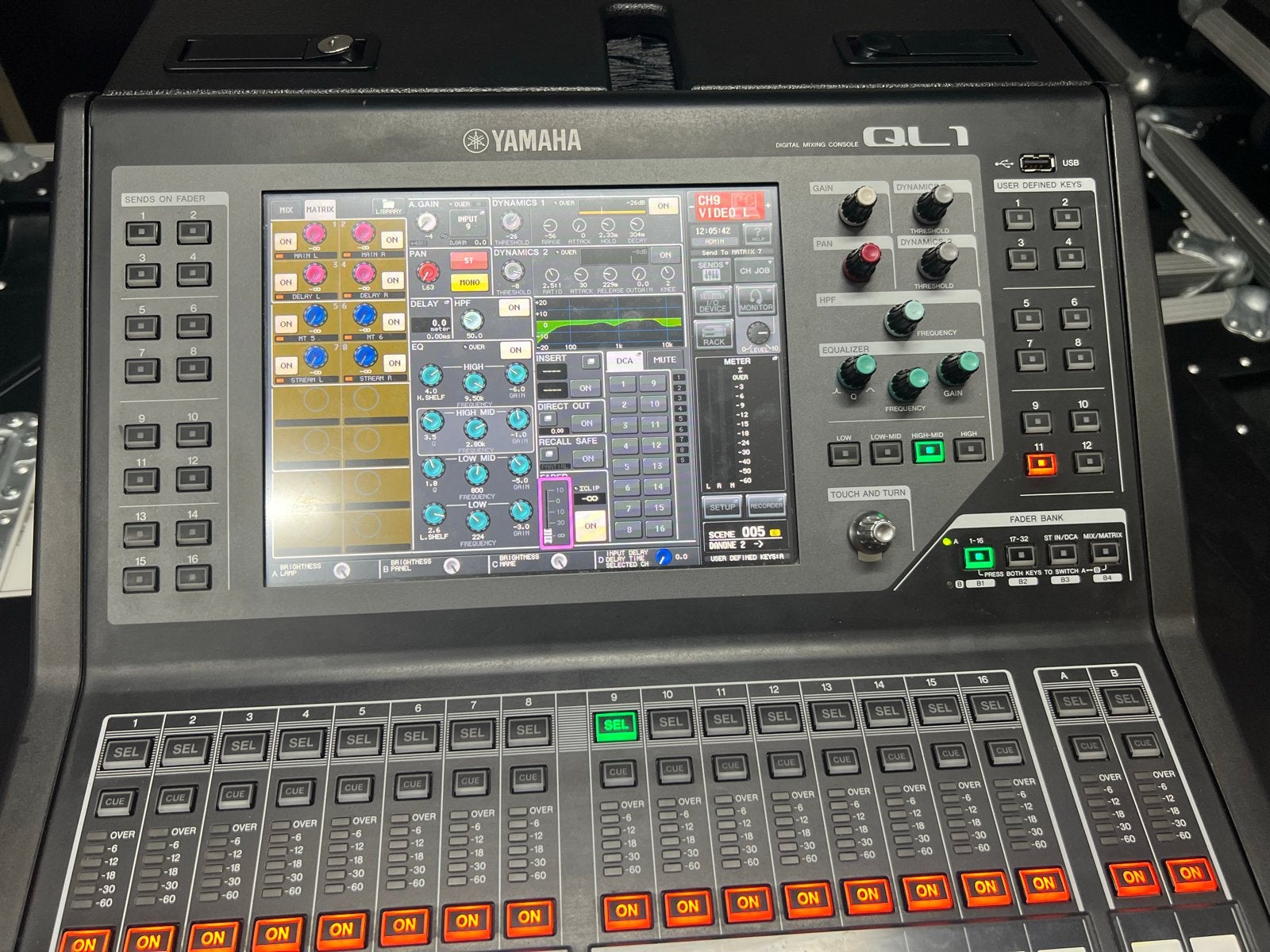 Yamaha QL1 Digitale Mengtafel - Zo goed als nieuw, Muziek en Instrumenten, Ophalen, Gebruikt, 20 kanalen of meer, Microfooningang
