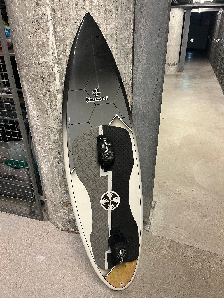 Brunotti Kitesurf Board - Directional 5'5", Watersport en Boten, Kitesurfen, Ophalen, Kiteboard, Zo goed als nieuw, Directional